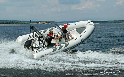 Kleine Motorboote für Wassersportaktivitäten