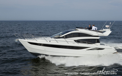 Jeanneau Merry Fisher 1095 vs Galeon 430 Skydeck
